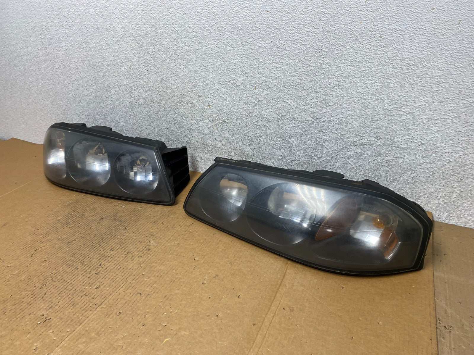 2000 to 2005 Chevrolet Impala Left+Right Set Headlights Halogen AE1182 DW1