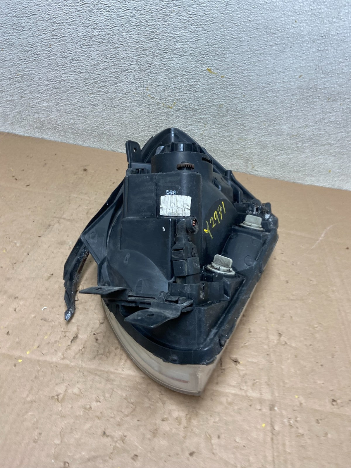 2005 to 2006 Kia Sportage Right Passenger RH Halogen Headlight OEM Y2971 DW9