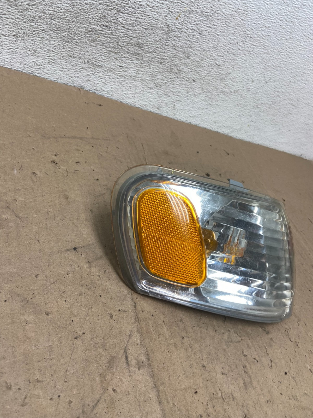 2001-2002 Toyota Corolla Right Passenger Turn Signal/Marker Light AG4887 DW2