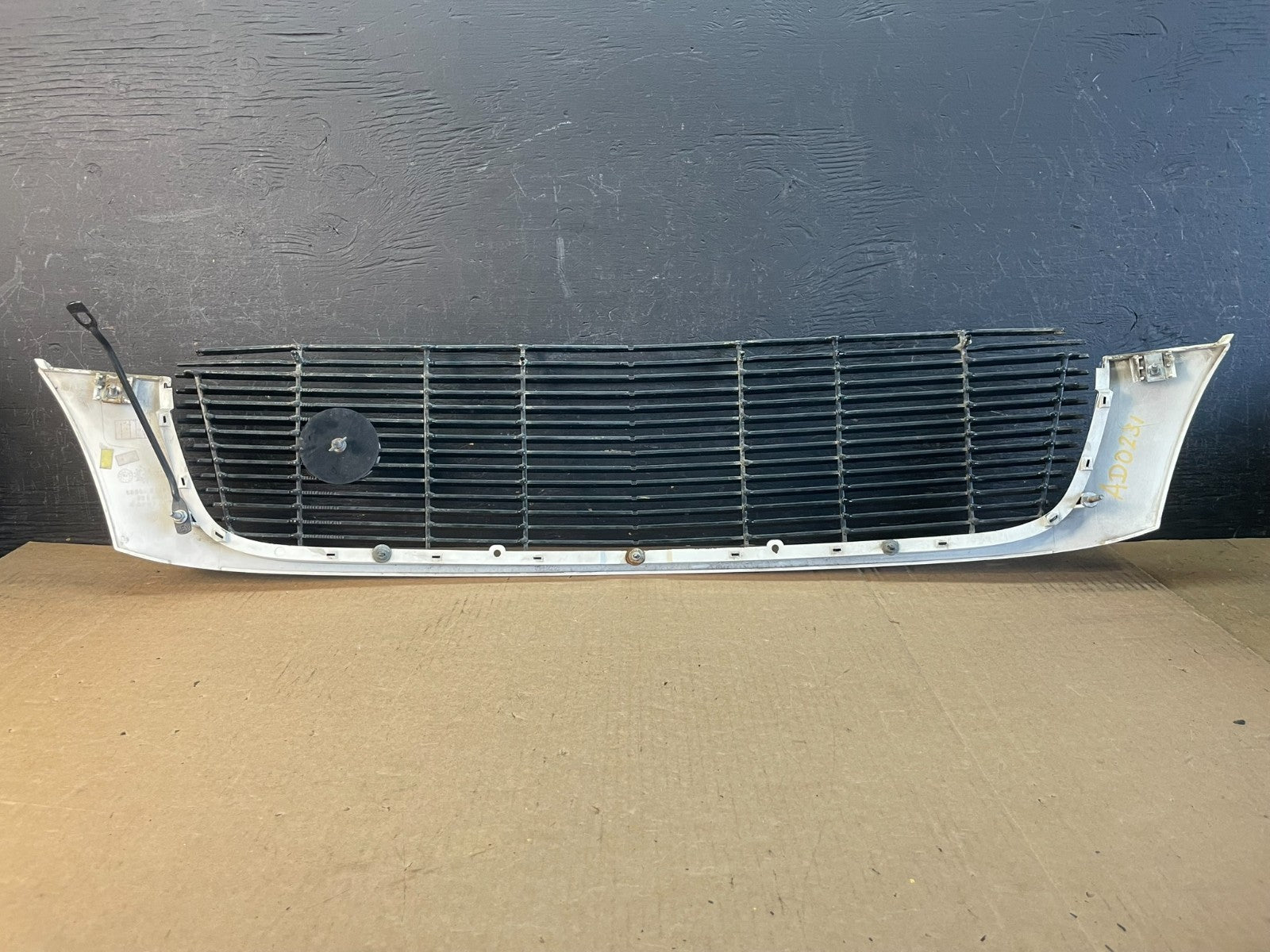 2000 to 2005 Cadillac Deville Front Hood Bumper Grille Grill AD02313