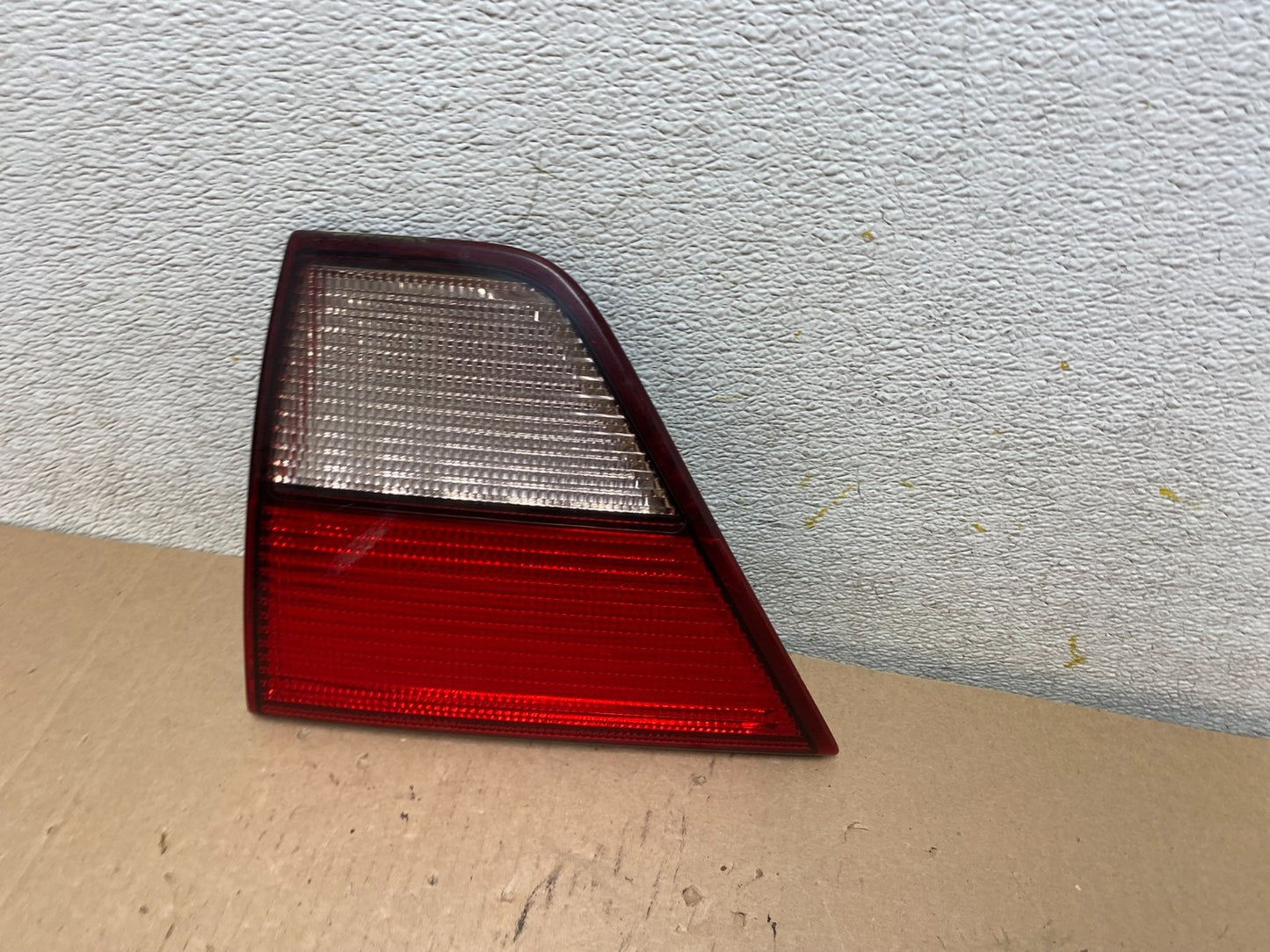 2010-2011 Mitsubishi Endeavor Right Passenger Rh Inner Tail Light P9639 DW1