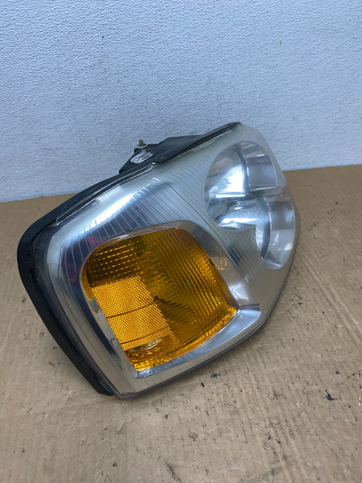 2002 to 2009 Gmc Envoy Right Passenger RH Side Headlight Halogen AC8165 DW2