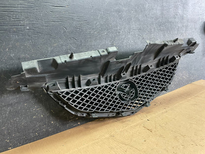 2002 2003 Mazda MPV Front Upper Grille Grill Z8239 DG5