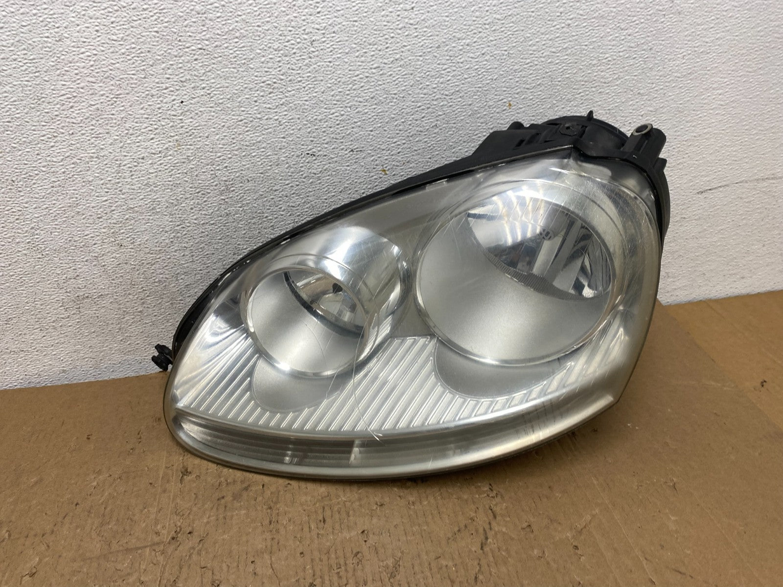 2005 to 2010 Volkswagen Jetta Left Driver LH Side Headlight Halogen AD8222 DW0