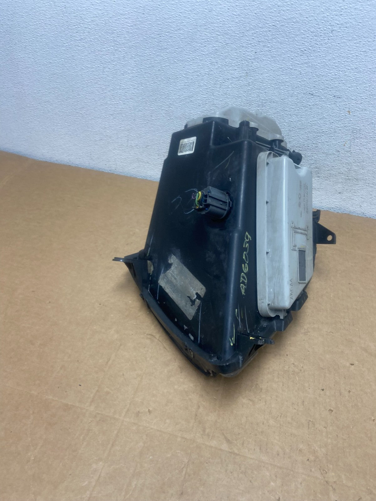 2005 to 2011 Cadillac STS Left Driver LH Side Xenon Headlight AD6039 DW12