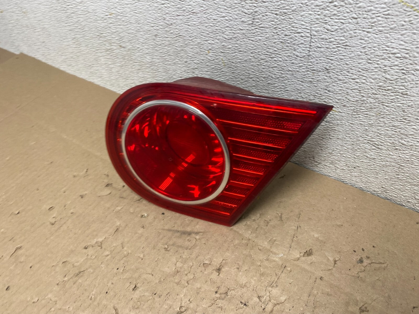2004 2005 2006 Kia Amanti Right Passenger Side Tail Light Inner OEM J9118 KC1
