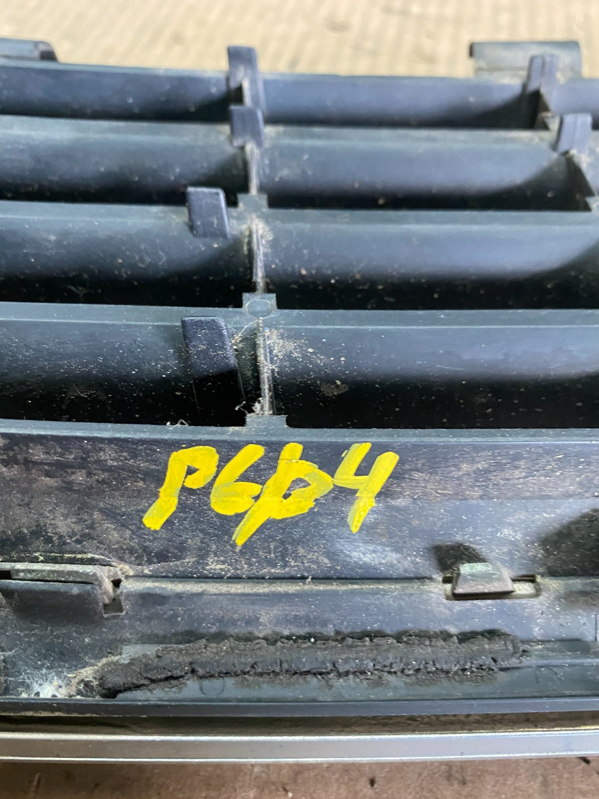 2000 to 2002 Audi A4 Upper Front Grill Grille OEM P6104 DG8