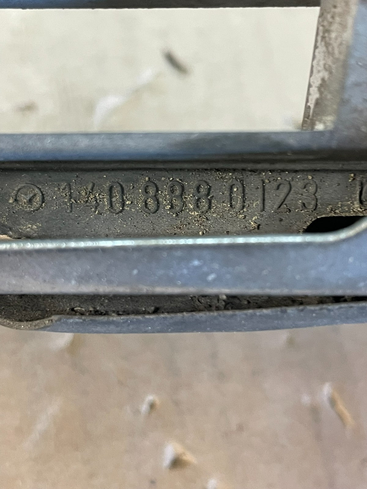1994 to 1999 Mercedes-Benz W140 S600 S500 S320 Front Upper Grille AD5729 DG4