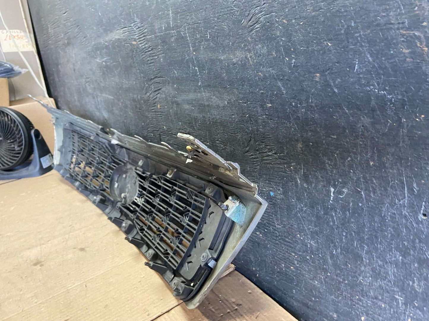 2011 to 2012 Kia Sedona Front Upper Grill Grille OEM Q5685 DG7