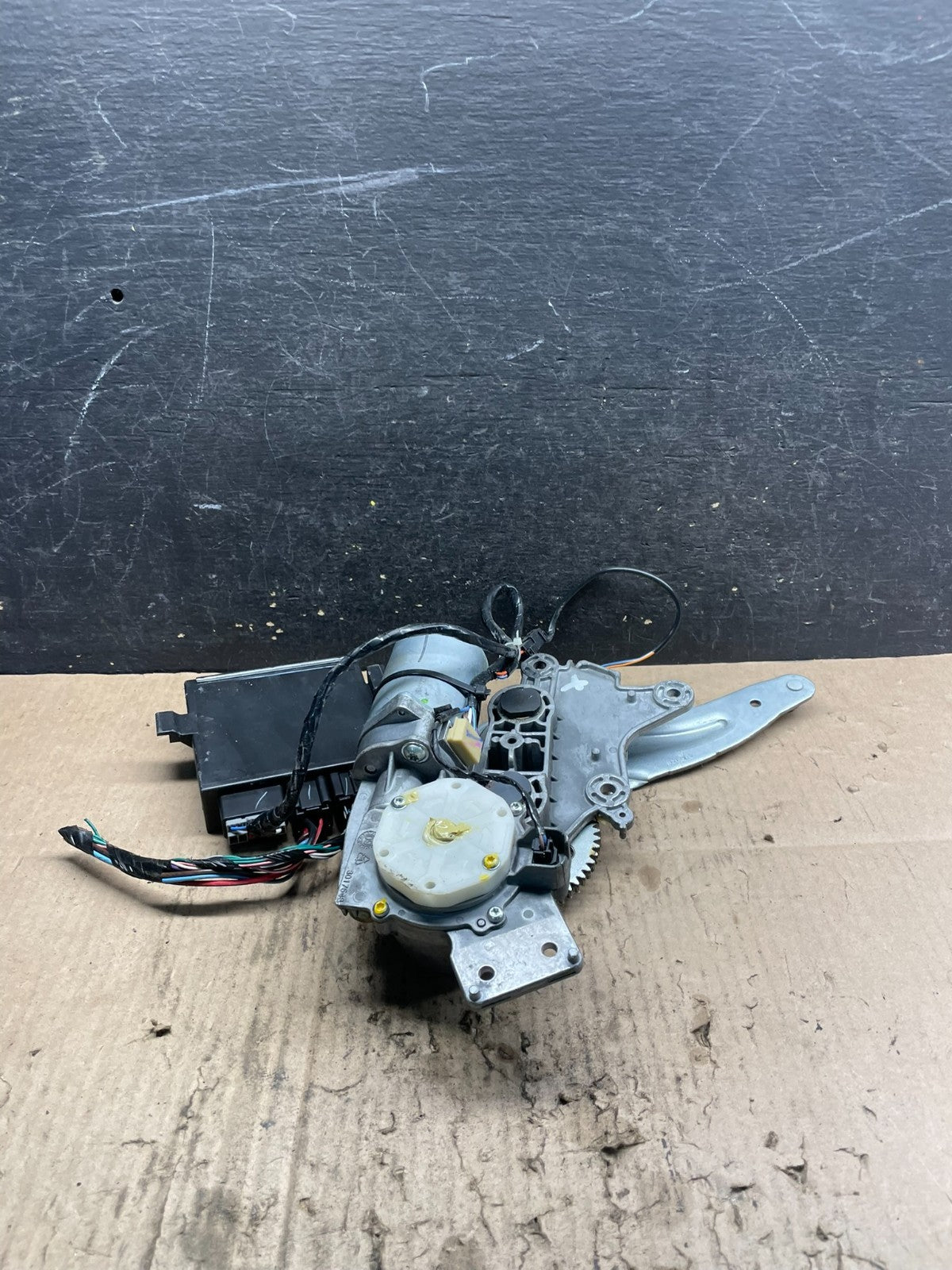 2009 to 2016 GMC Acadia Rear Trunk Liftgate Power Motor Actuator OEM U1331 DG3