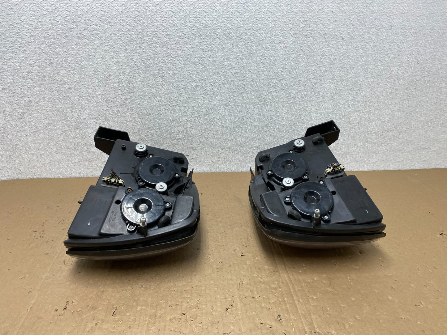 2000 to 2005 Cadillac Deville Left+Right Side Black Headlights AC5974 DG8