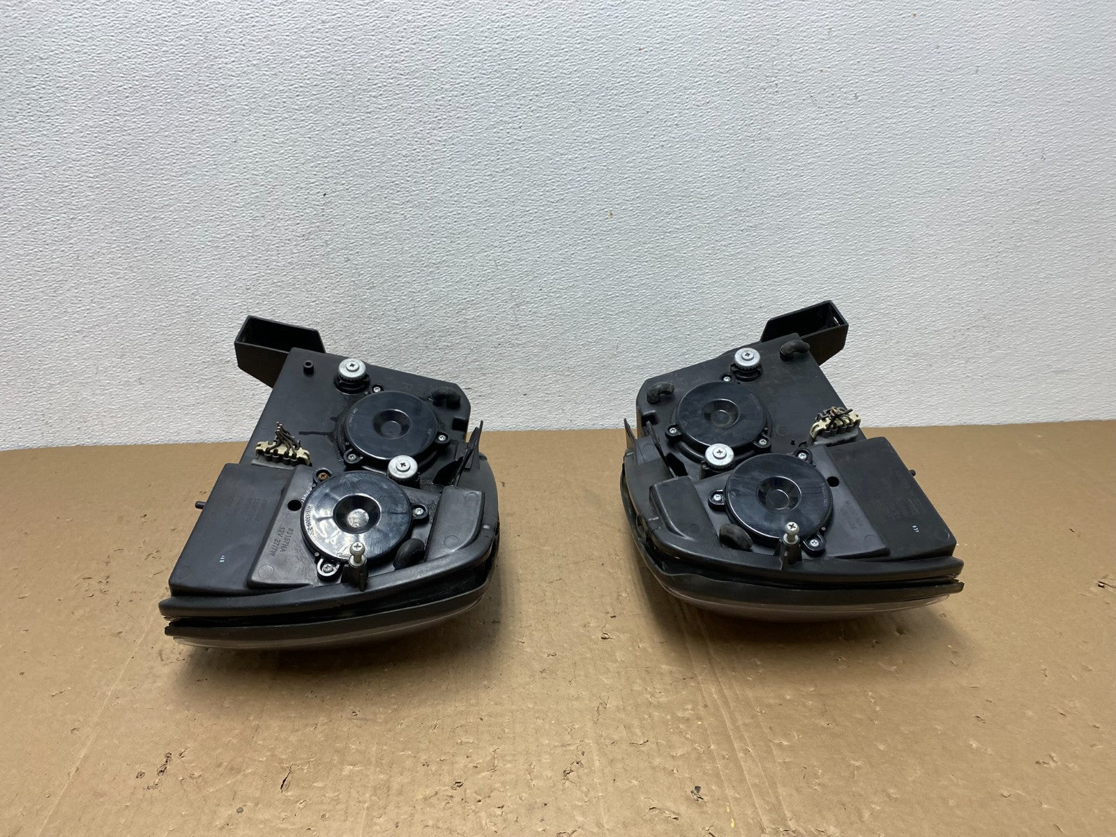 2000 to 2005 Cadillac Deville Left+Right Side Black Headlights AC5974 DG8