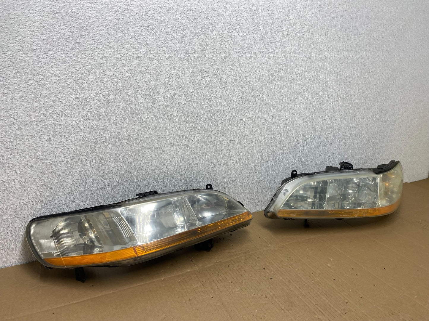 1998 to 2002 Honda Accord Left+Right Set Side Headlights AD2358 DW2