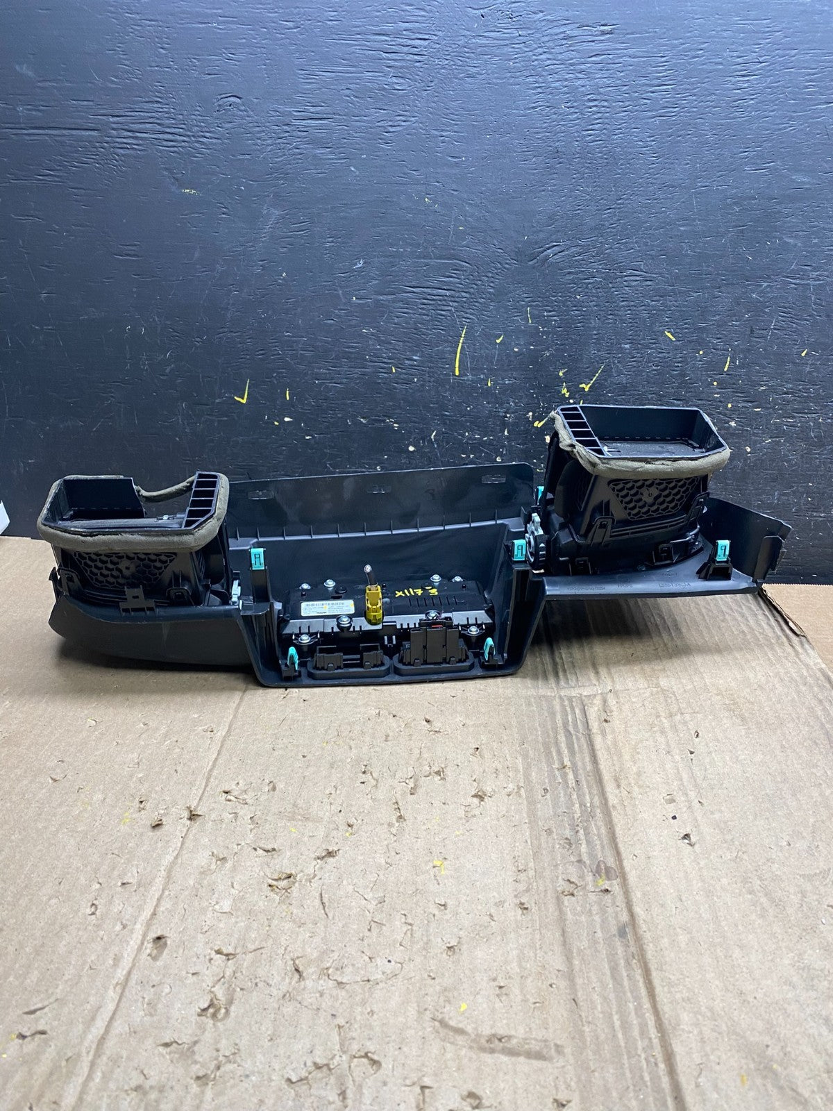 2020 to 2023 Ford  Explorer Console Radio Display Screen Air Vents x1973 DG5