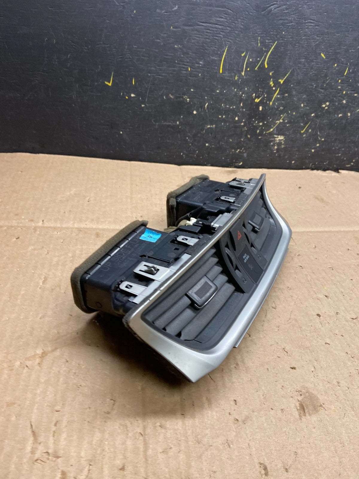 2013 to 2015 Nissan Sentra Air Vents Top Dash Center W/Hazzard Switch Y2401 DG1