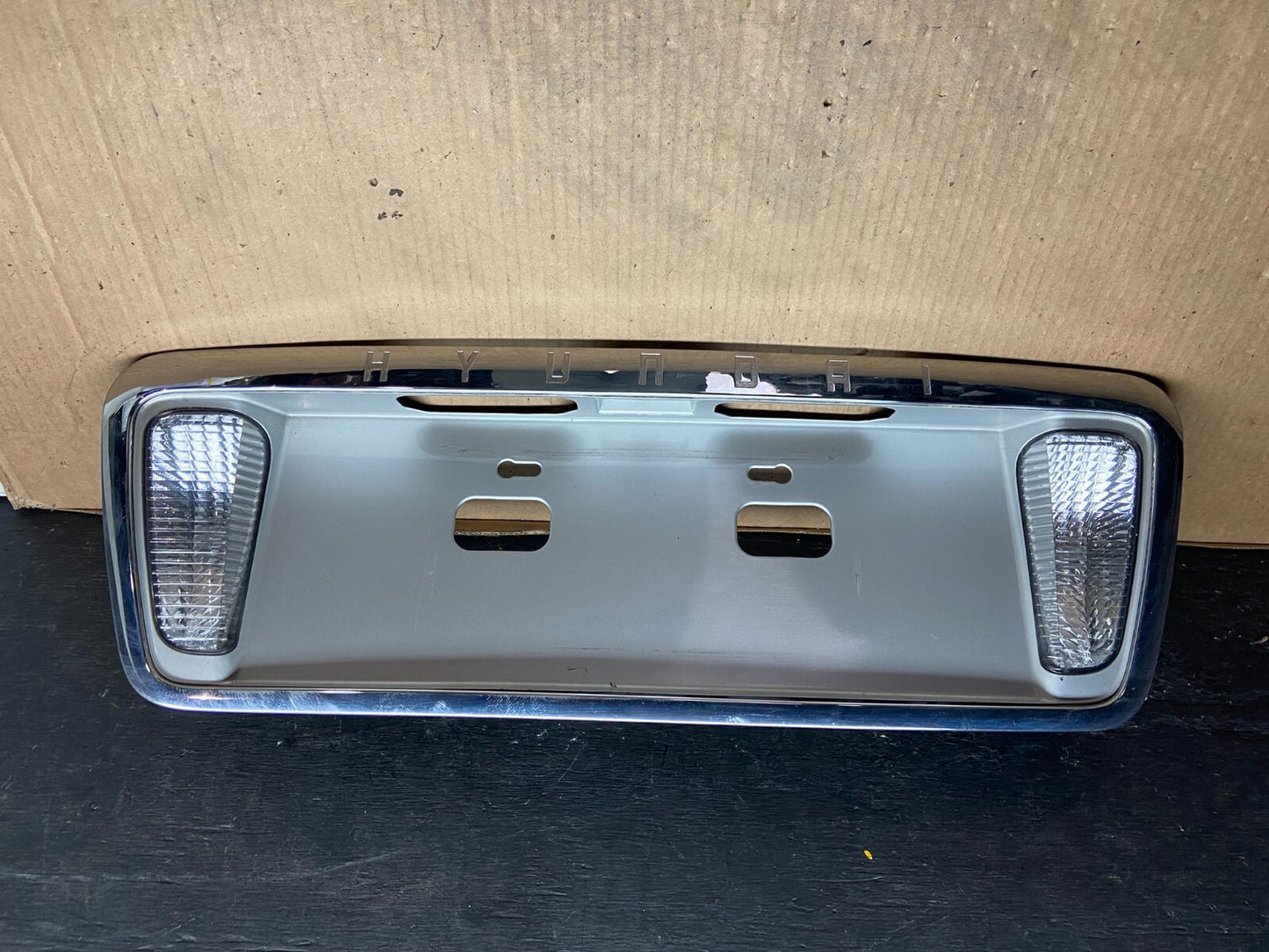 2003 - 2005 Hyundai Xg Trunk Lid Trim License Panel W Reverse Light A6884 DG10