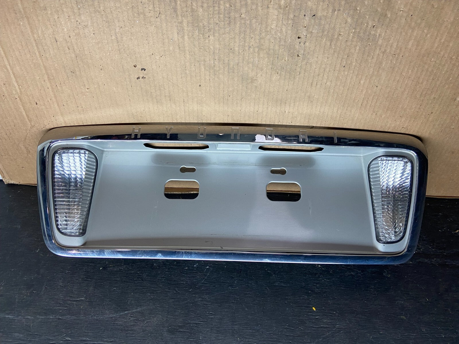 2003 - 2005 Hyundai Xg Trunk Lid Trim License Panel W Reverse Light A6884 DG10