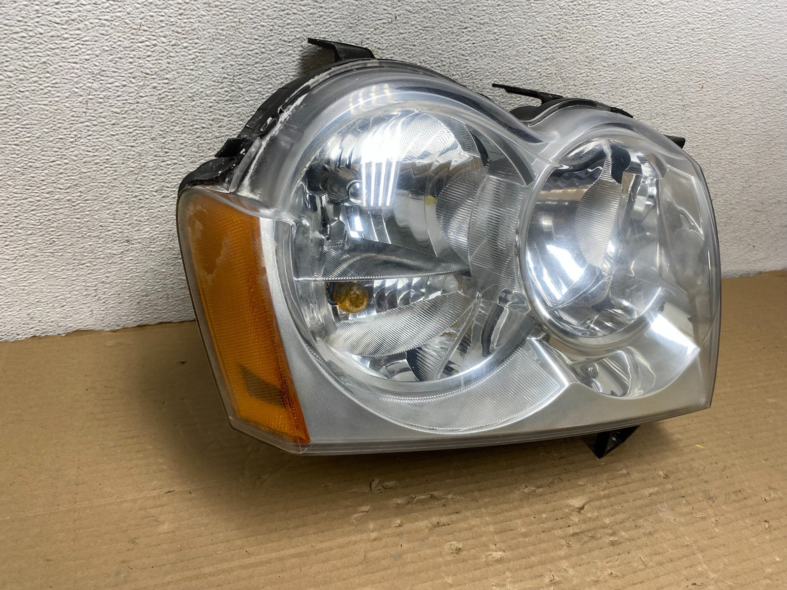 2005-2007 Jeep Grand Cherokee Right Passenger RH Halogen Headlight AH0557 DW1