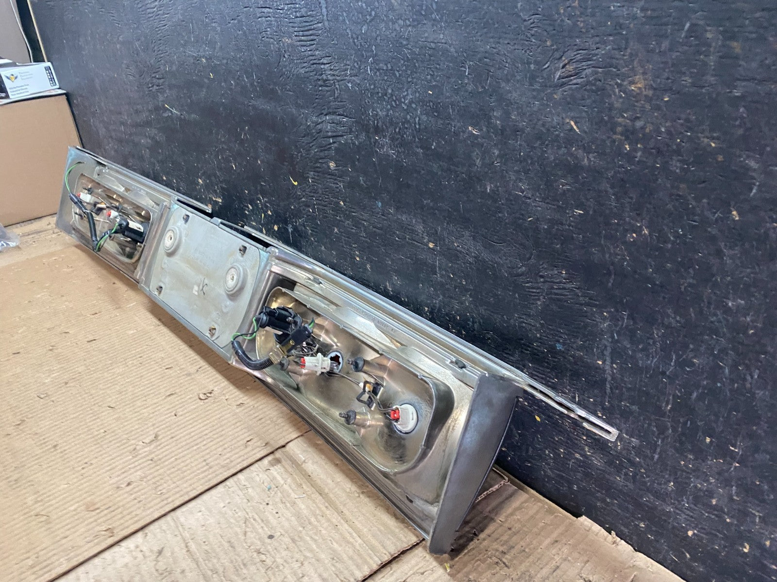 1992 to 1995 Buick Lesabre Trunk Rear Center Tail Light Panel W5851 DG6