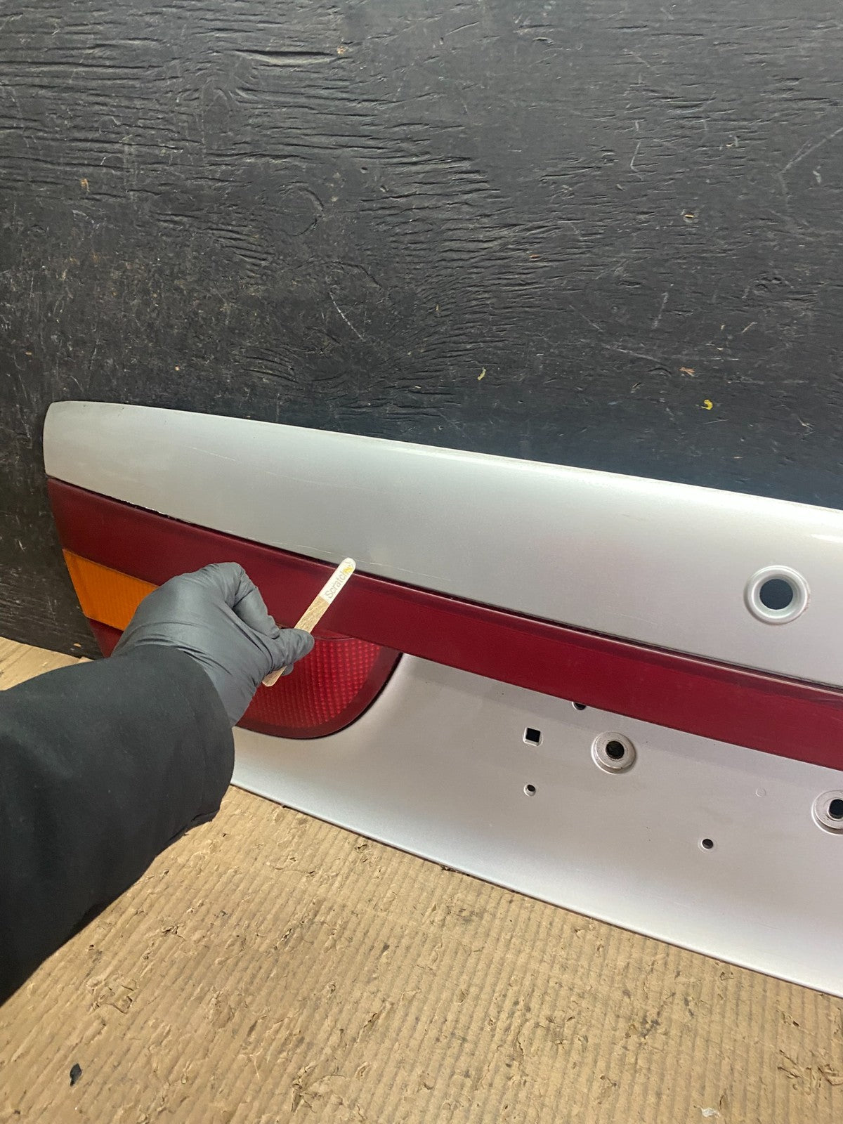 2000-2002 Saturn SL2 Sedan Center Tail Light Lid Trunk Rear Panel  V6799 DG5