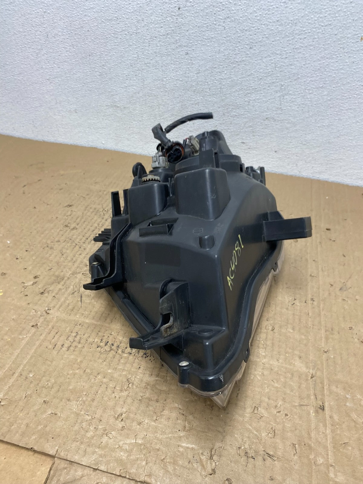 2008 to 2012 Nissan Pathfinder Halogen Headlight Right Passenger AC4081 DW8