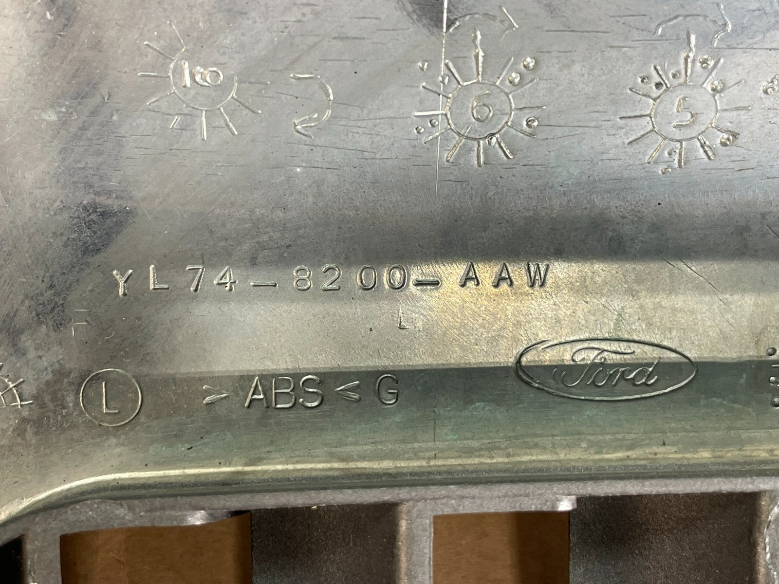 2003-2006 Lincoln Navigator Front Upper Grill Grille ae8422 DG4
