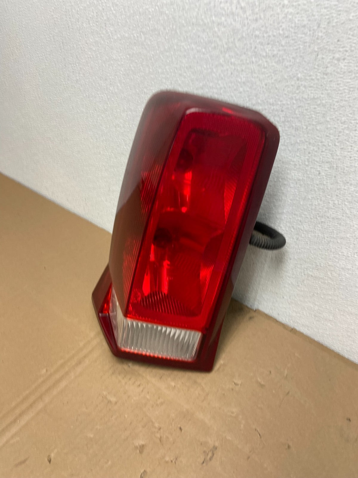2002 to 2006 Cadillac Escalade Left Driver Side Tail Light OEM AB6807 DW1