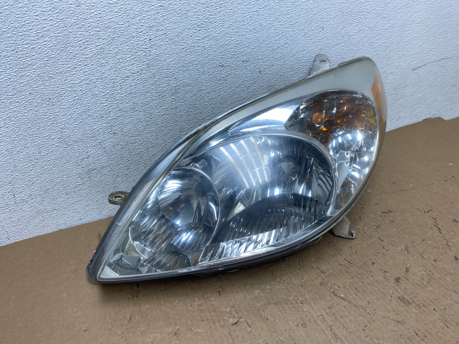 2003 to 2008 Toyota Matrix Left LH Side Halogen Headlight AD8129 DW2