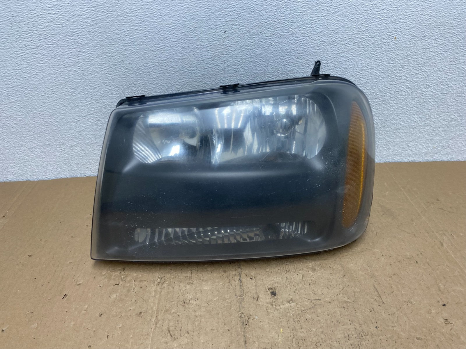 2006 - 2009 Chevrolet Trailblazer Left Headlight Flush Half Grille Bar AC6053 DW0