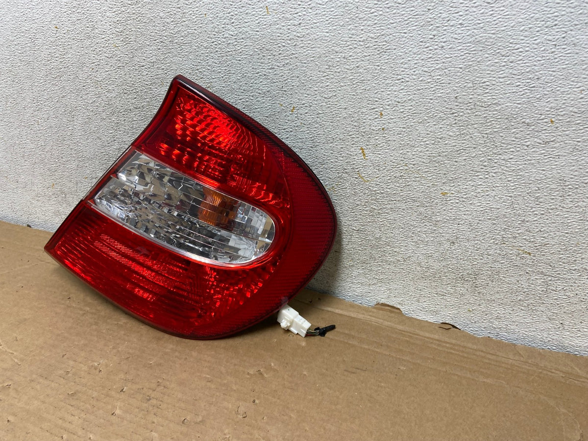 2002 2003 2004 Toyota Camry Tail Light Right Passenger Rh Side AH8339 LK2