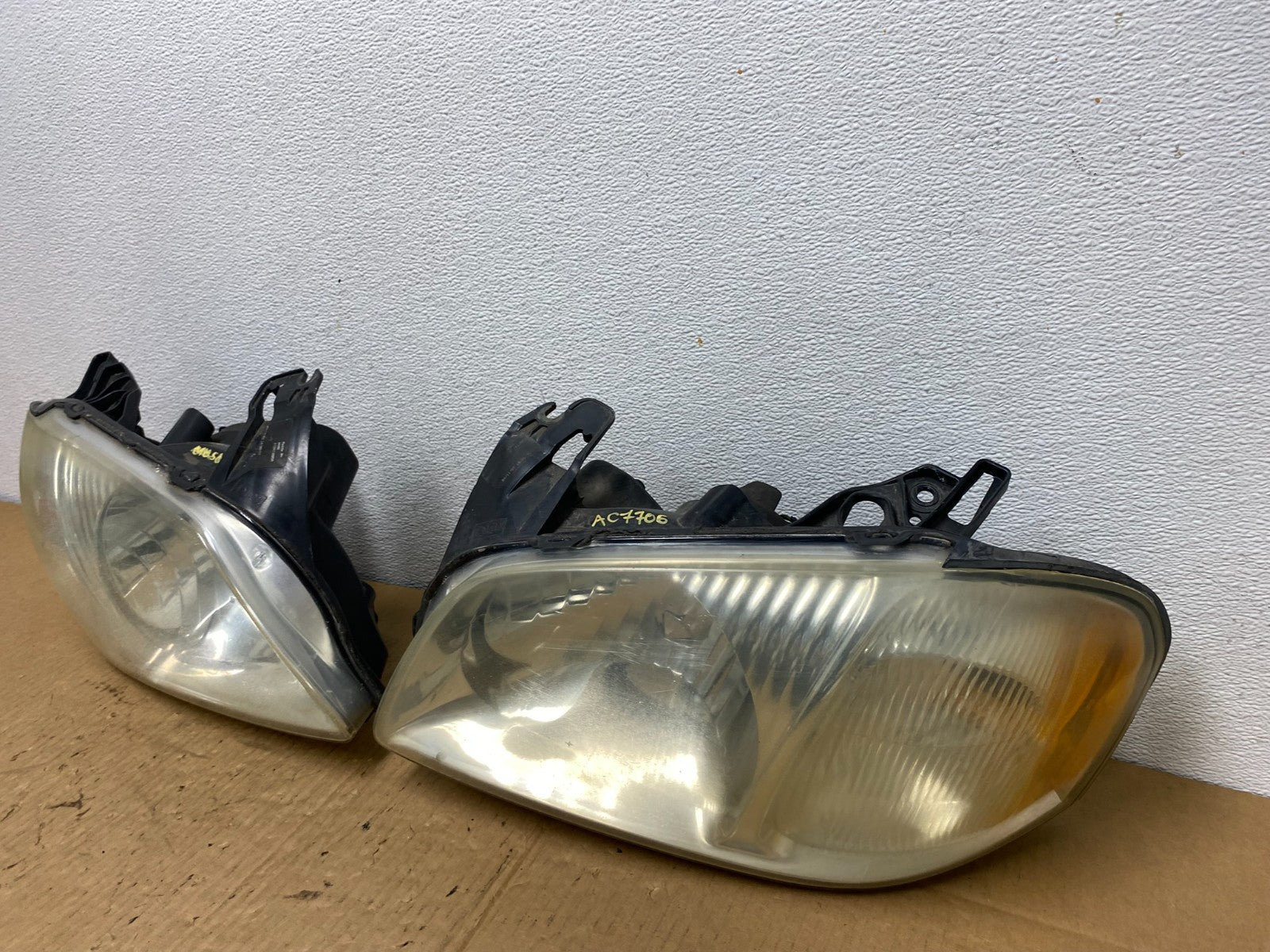 2001 2002 2003 2004 Mazda Tribute Left+Right Side Set Headlights AC7706 DW2