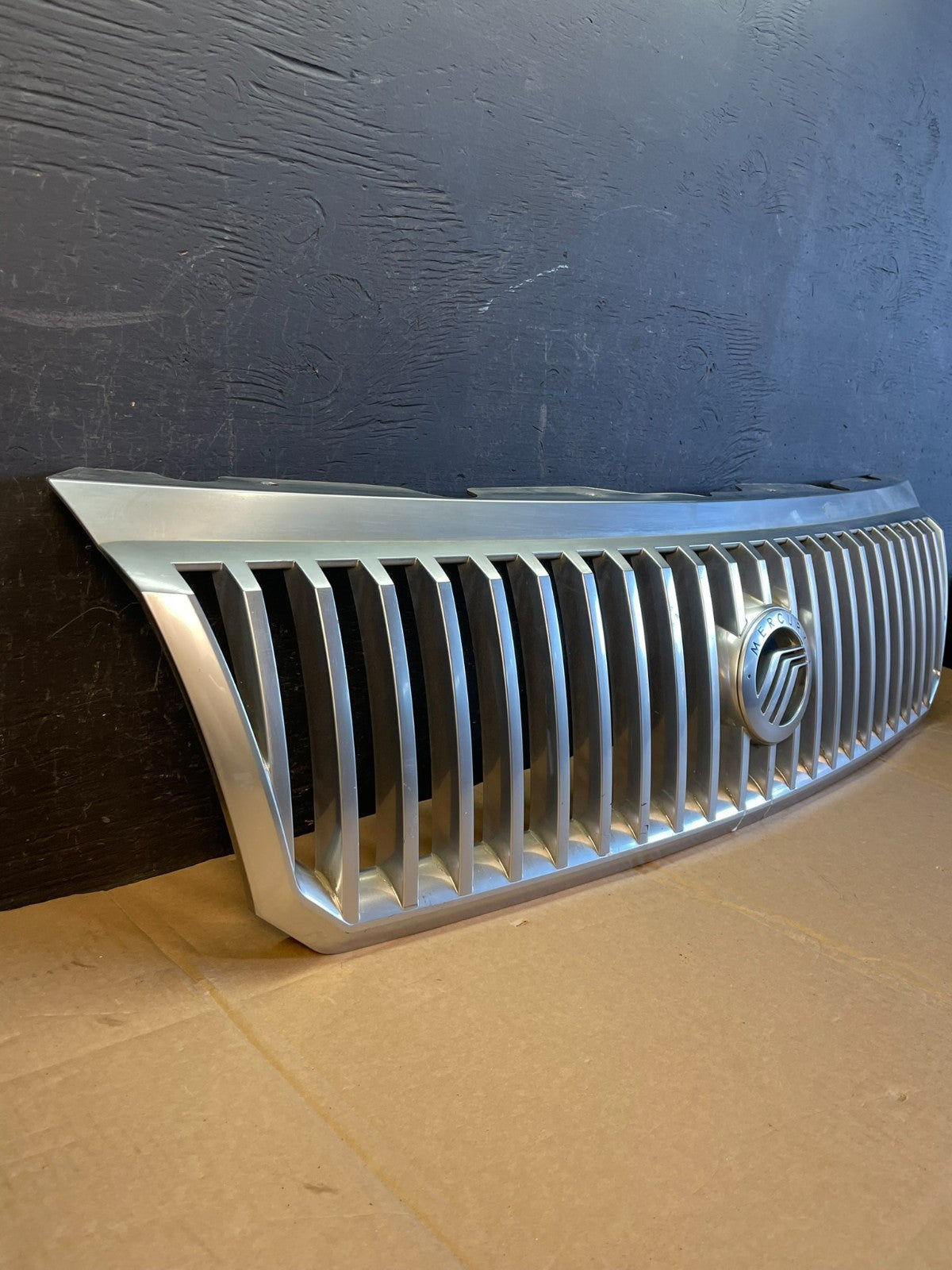 2002 to 2005 Mercury Mountaineer Front Upper Grill Grille AC5303 DG1