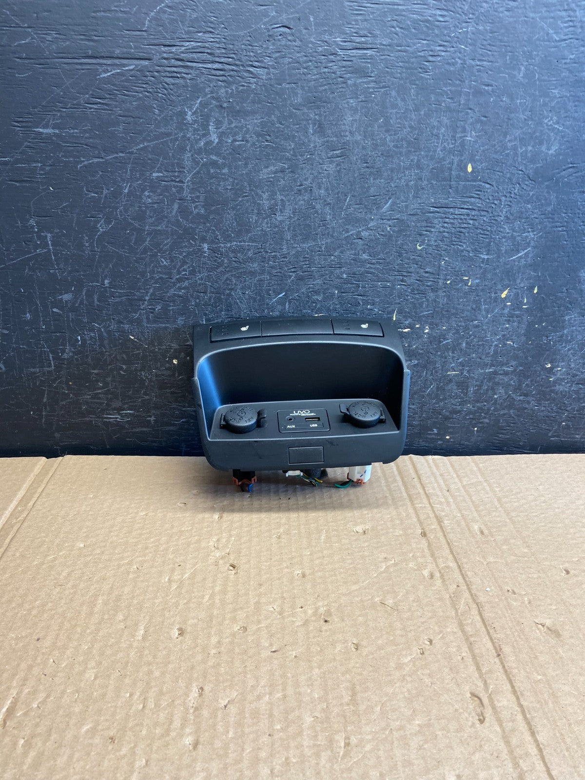 2011-2013 Kia Sorento Center Seat Heater Switches Aux USB Power Outlet AF6170 DG0