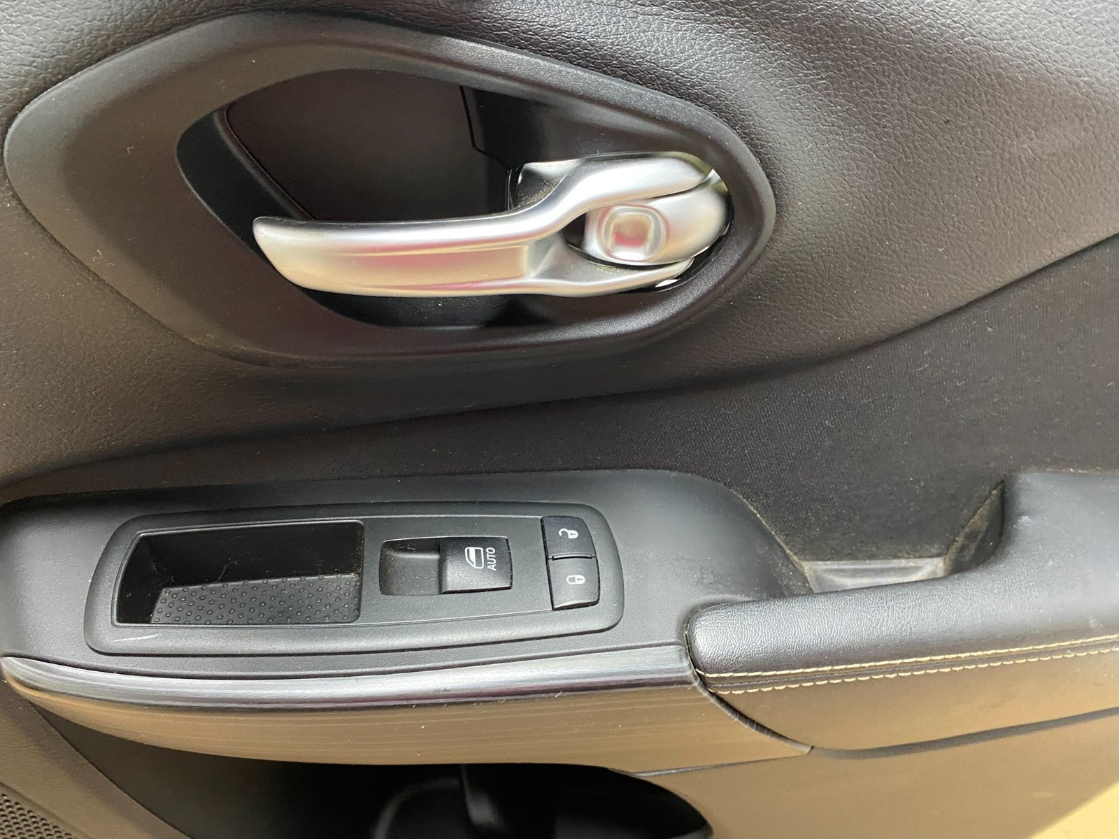2014 to 2022 Jeep Cherokee Front Right Passenger Side Panel Door AD7864 DG3