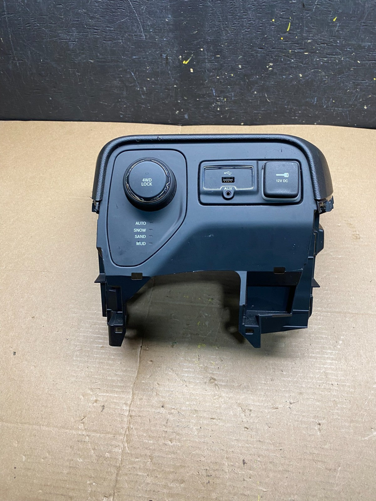2015-2018 Jeep Renegade Center Console Front Lower AUX USB DC Power Oem Q9532 DG0