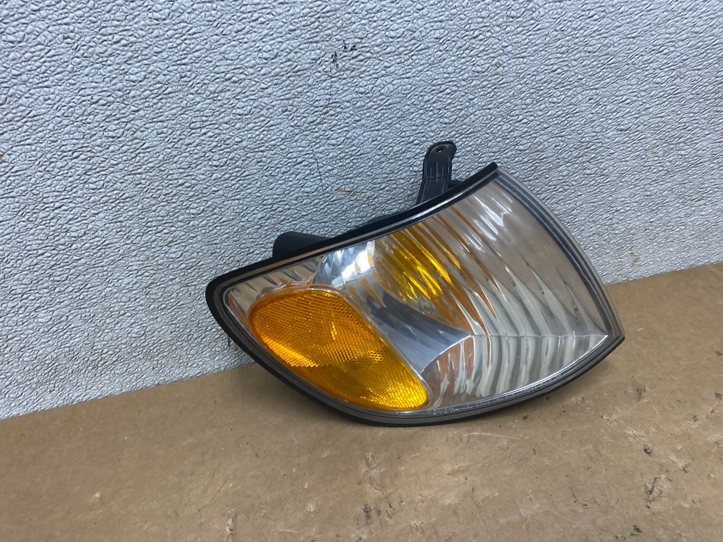2001 to 2003 Toyota Sienna Turn Signal Right Passenger RH Lamp OEM V5156 DW2