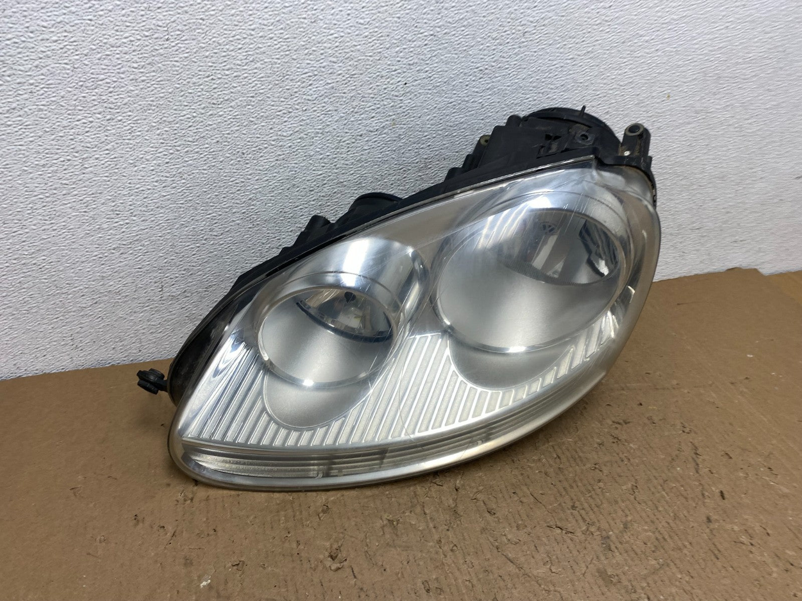 2005 to 2010 Volkswagen Jetta Left Driver LH Side Headlight Halogen AD8810 DW2