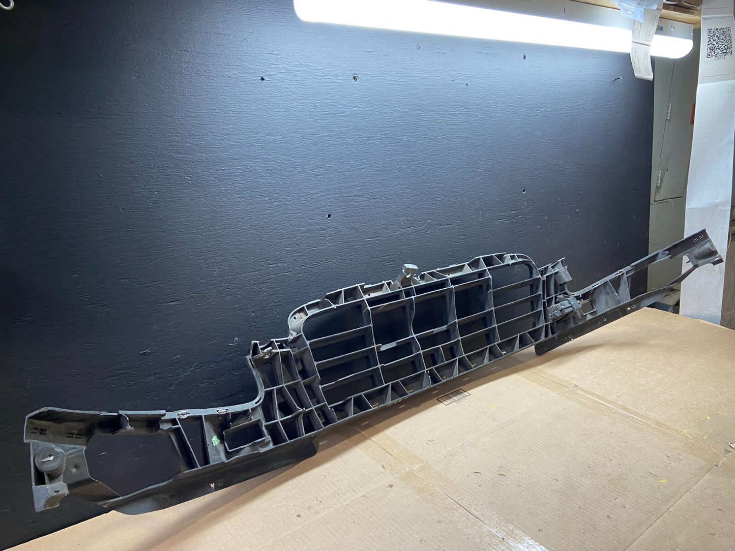 2009 2010 2011 Audi A6 Front Bumper Grille Bracket Retainer C9515 DG15