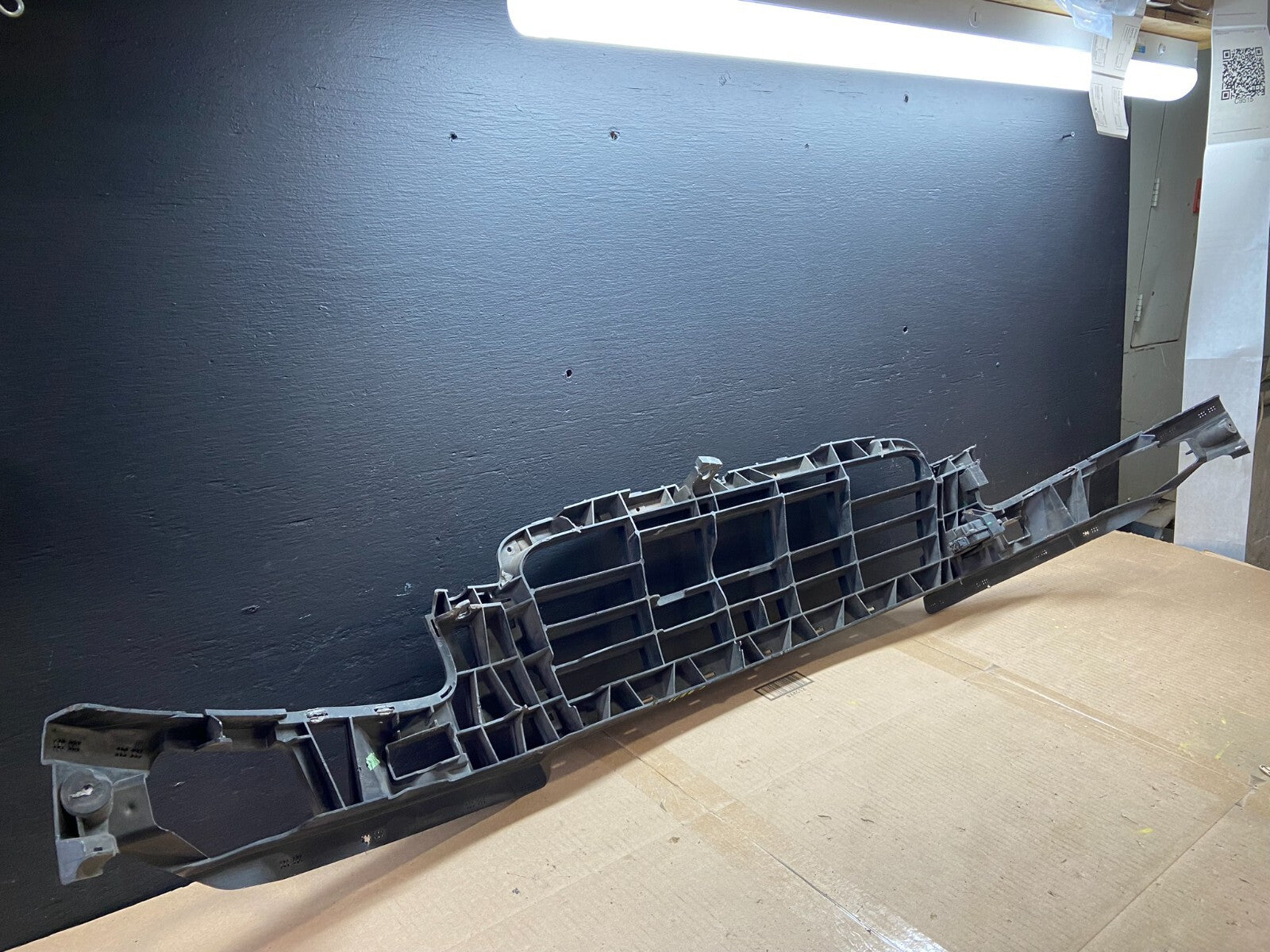 2009 2010 2011 Audi A6 Front Bumper Grille Bracket Retainer C9515 DG15
