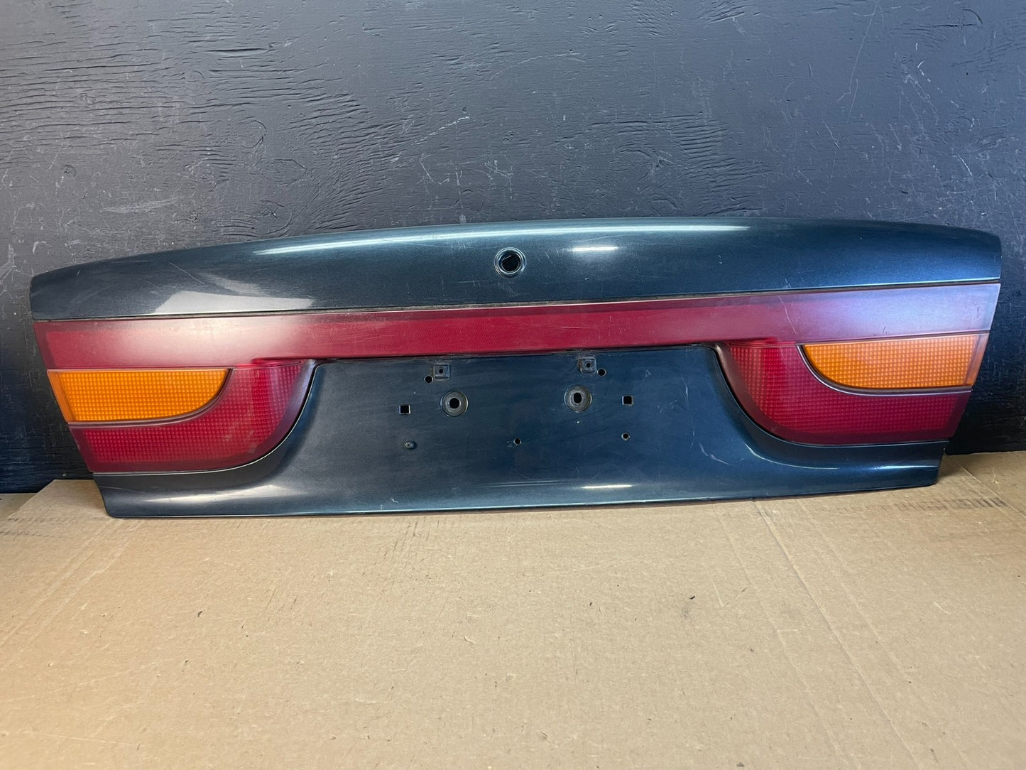2000-2002 Saturn SL2 Sedan Center Tail Light Lid Trunk Rear Panel AD0101 DG0