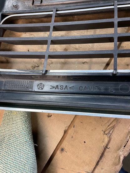 2006 to 2010 Jeep Commander Front Upper Grill Grille OEM AA7986 DG5