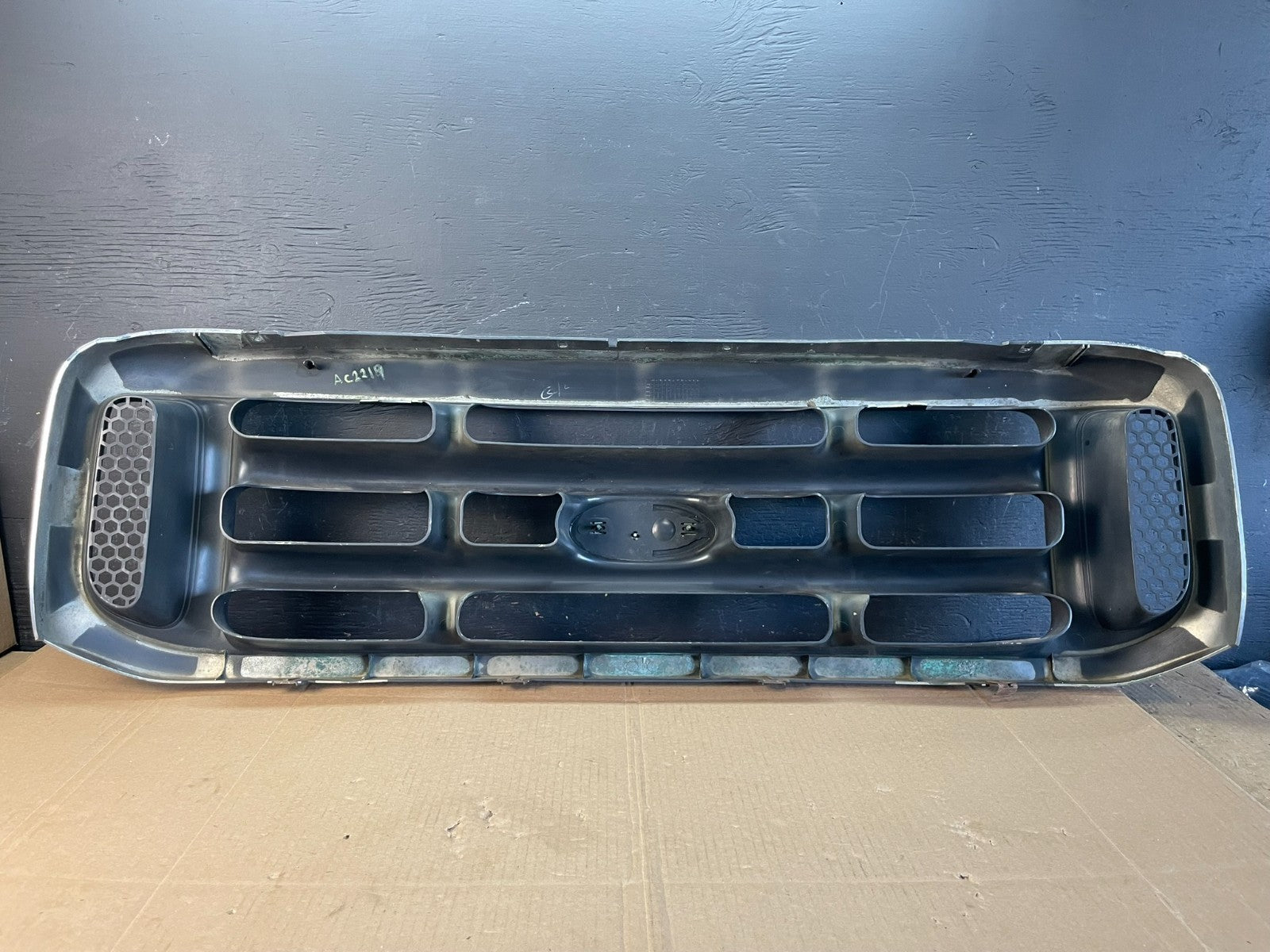 1999 to 2004 Ford F250 Super Duty Front Upper Grill Grille Oem AC2219 DG7