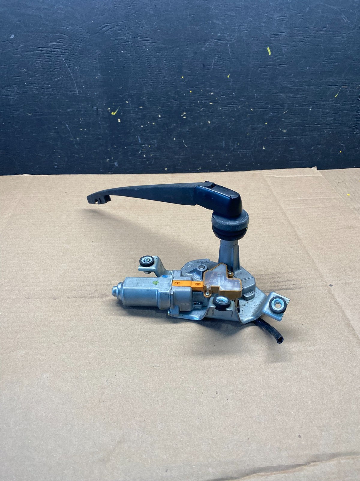 2010 to 2011 Honda Insight Rear Windshield Washer Wiper Motor q2470 DG1
