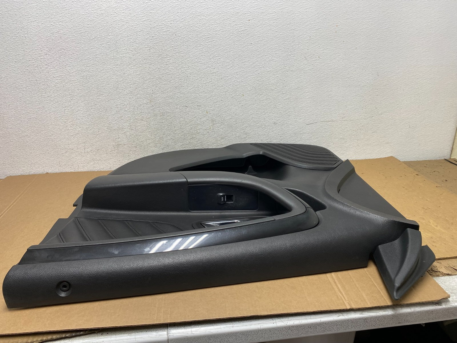 2013 - 2019 Ford Taurus Front Right Passenger Side Door Trim Panel AD7866 DW5