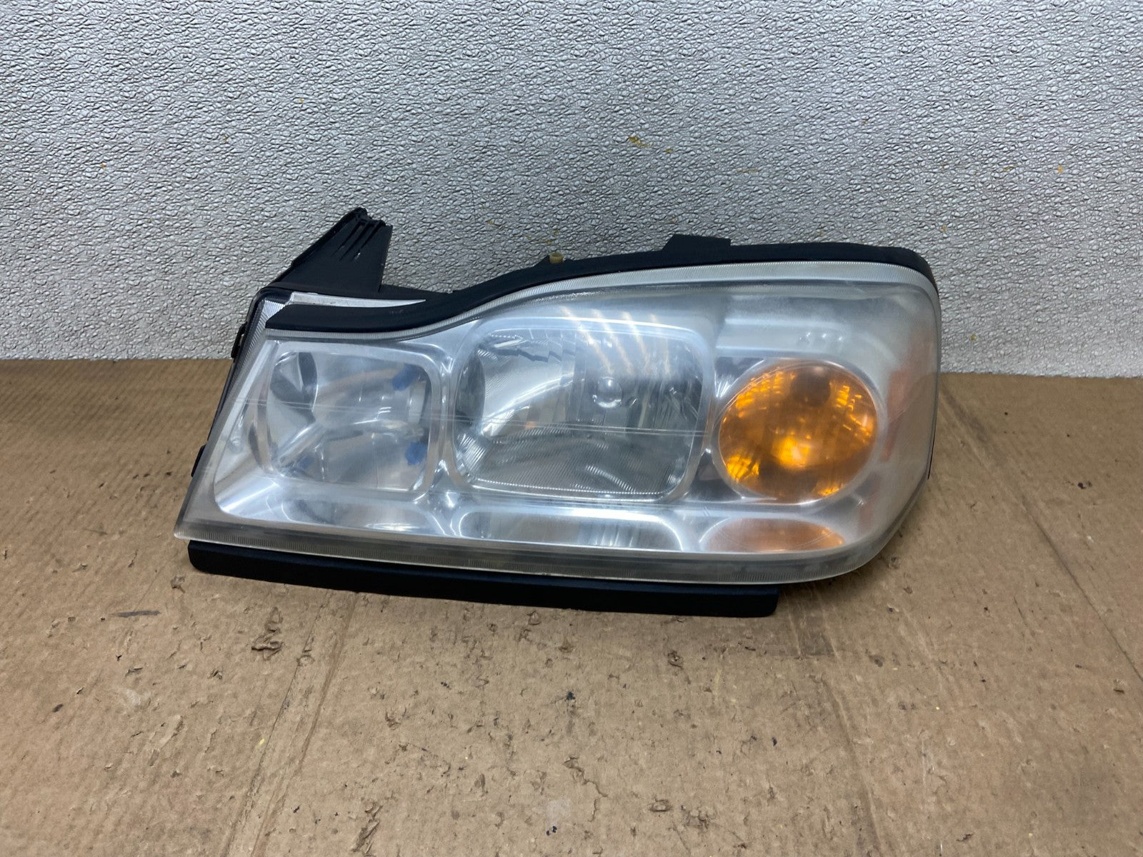 2006 to 2007 Saturn Vue Headlight Left Driver LH Side Halogen AA7105 DW0