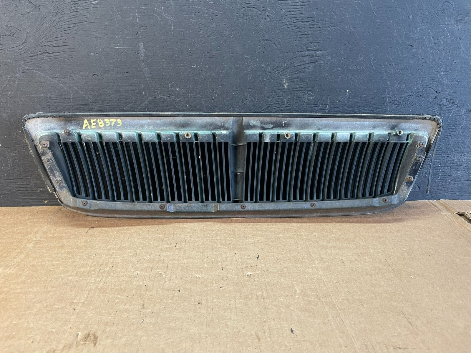 2002 to 2005 Hyundai XG350 Front Upper Grill Grille W/Emblem AE8373 DG3