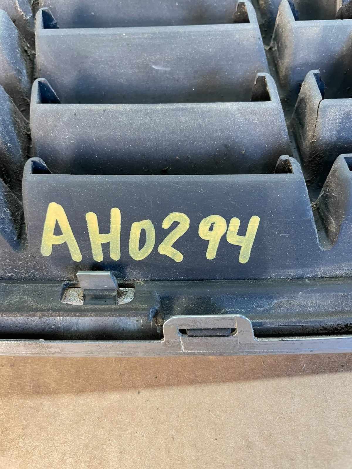 2000 to 2002 Audi A4 Upper Front Grill Grille AH0294 DG5