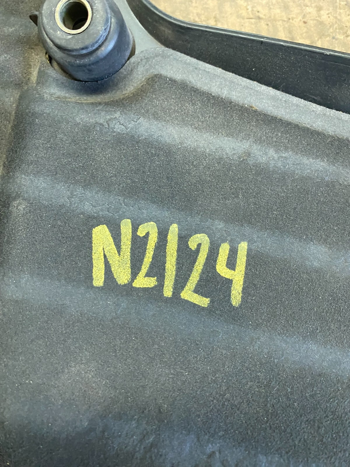 2002 to 2005 Hyundai Sonata 2.4L Engine Trim Cover N2124 PS9
