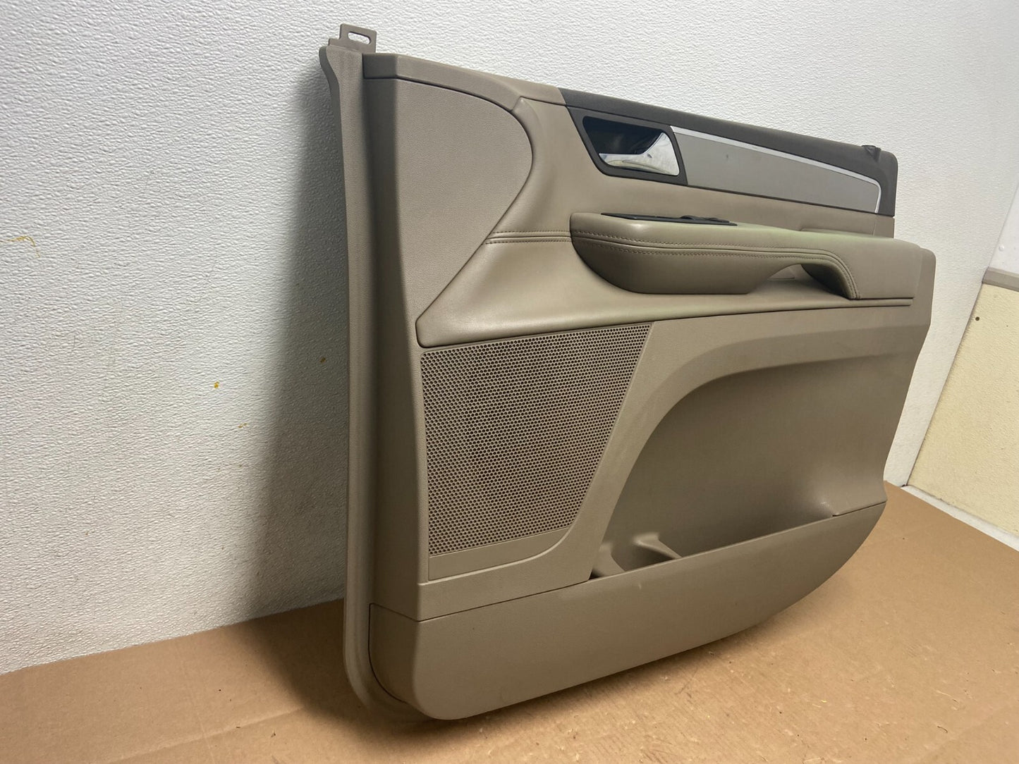 2009-2014 Volkswagen Routan Right Passenger RH Side Panel Door OEM D97422