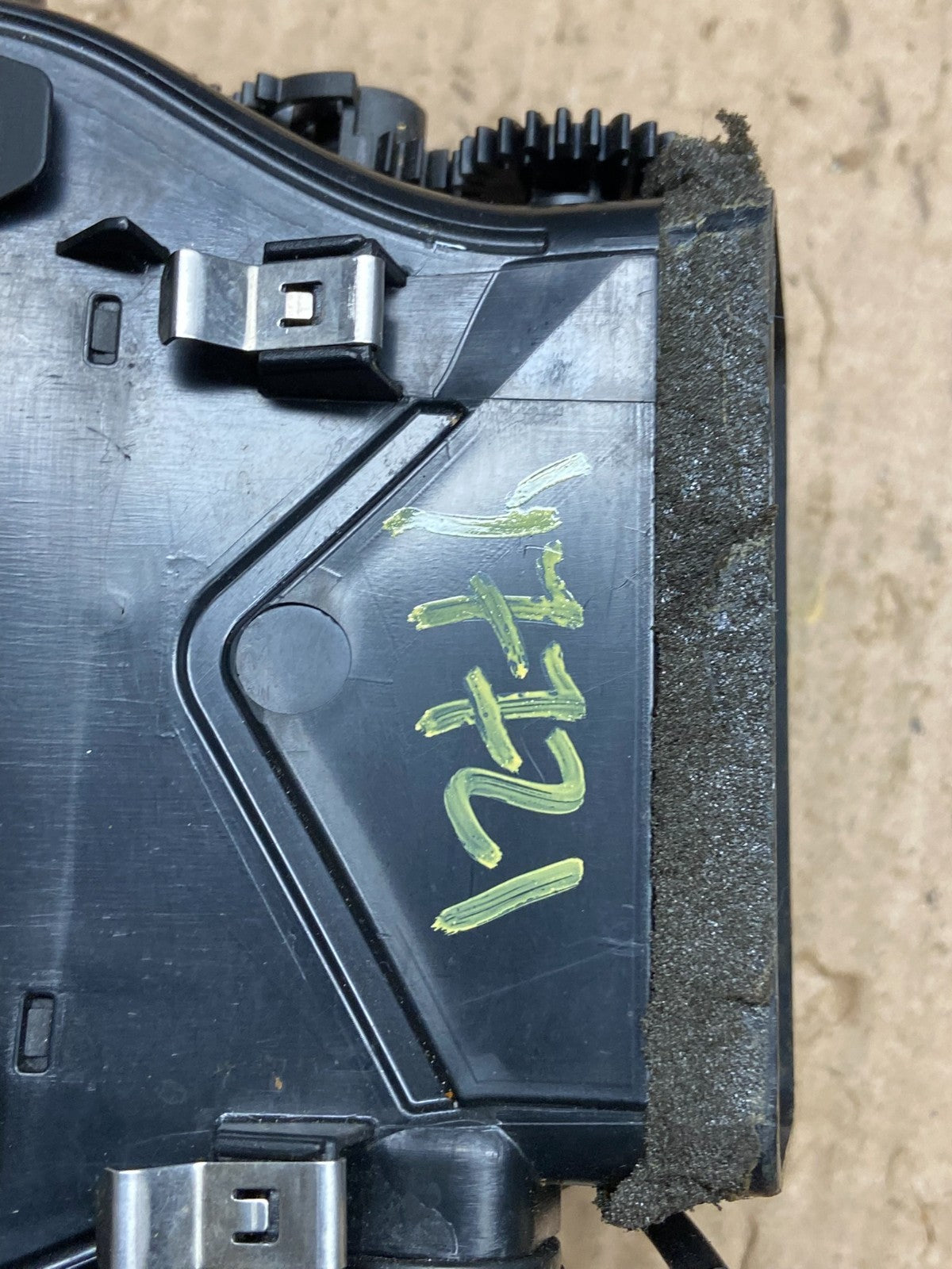 2007 to 2013 BMW X5 X6 Center Console Dash Air Vent OEM Y7721 DG6